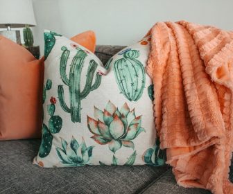 design μαξιλαρια πανω σε γκρι καναπέ Two Pillows on Gray Couch